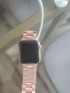 Apple Watch SE 40mm with Metal Link Band